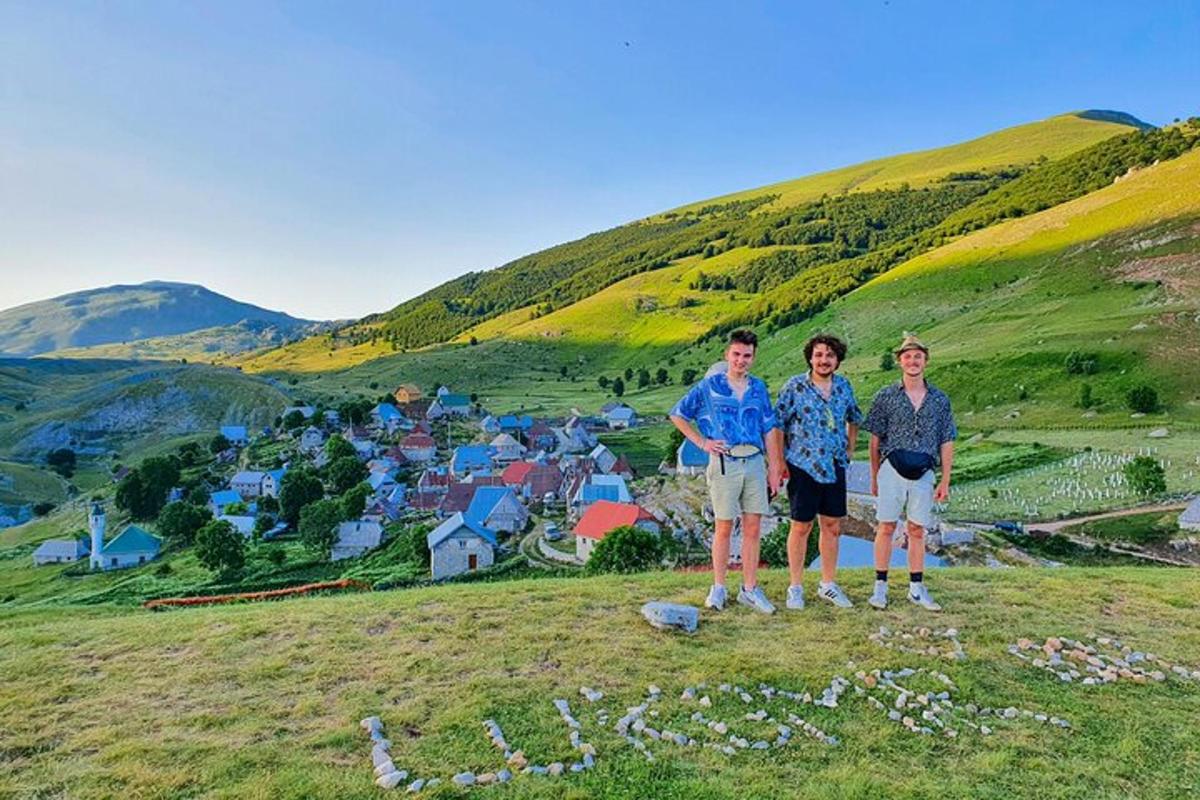 un gruppo di tre uomini in piedi su una collina