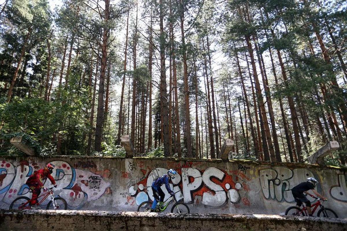 skupina lidí jedoucích na kolech na skateboardové rampě