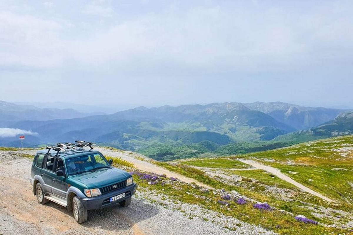 un'auto blu parcheggiata in cima a una montagna