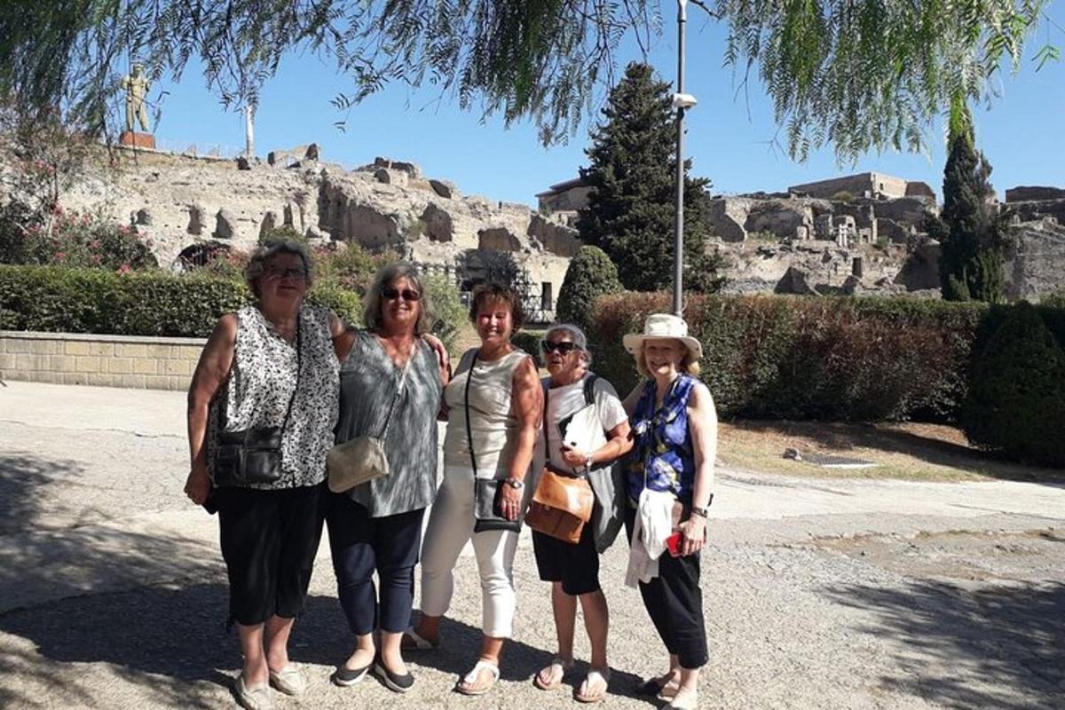 un gruppo di donne in posa per una foto davanti all'acropoli