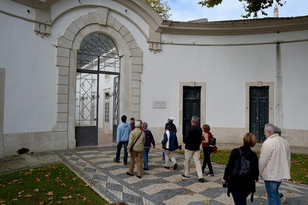 skupina lidí jdoucích před budovou