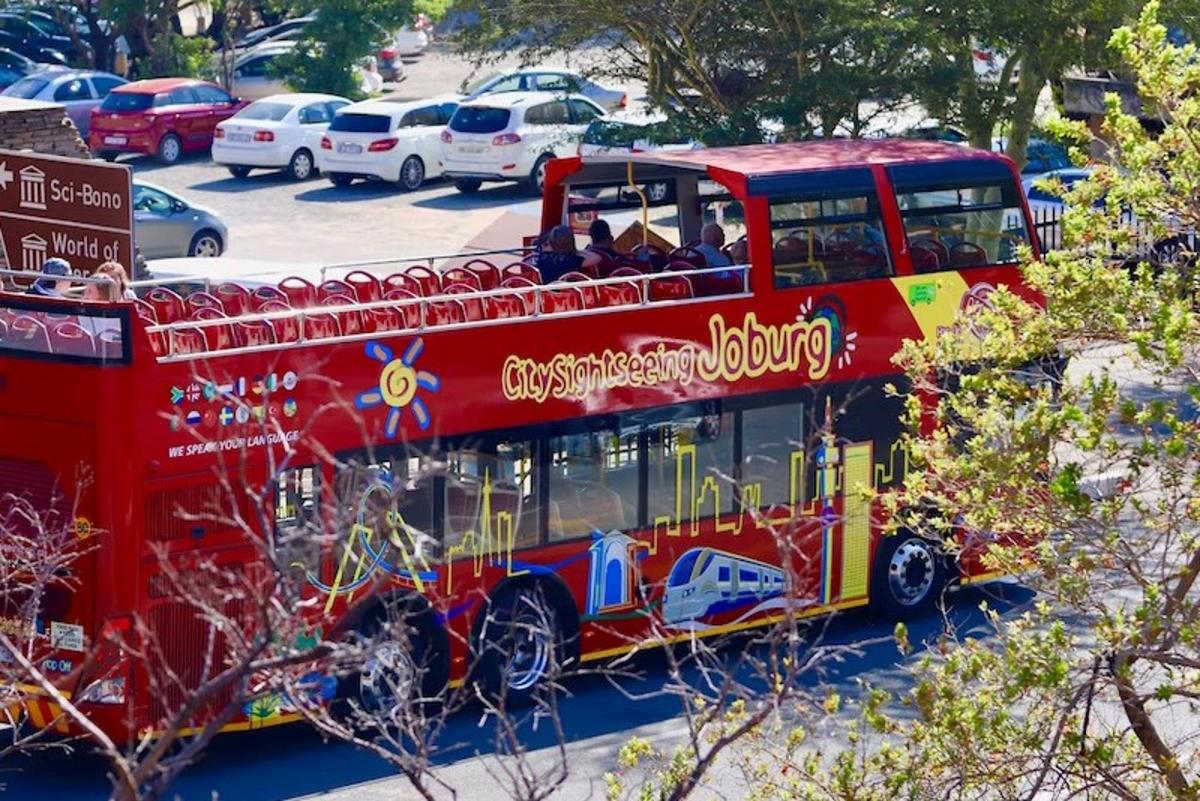dvoupatrový autobus zaparkovaný na parkovišti