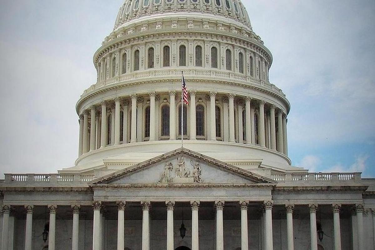 um edifício do Capitólio dos Estados Unidos com uma bandeira nele