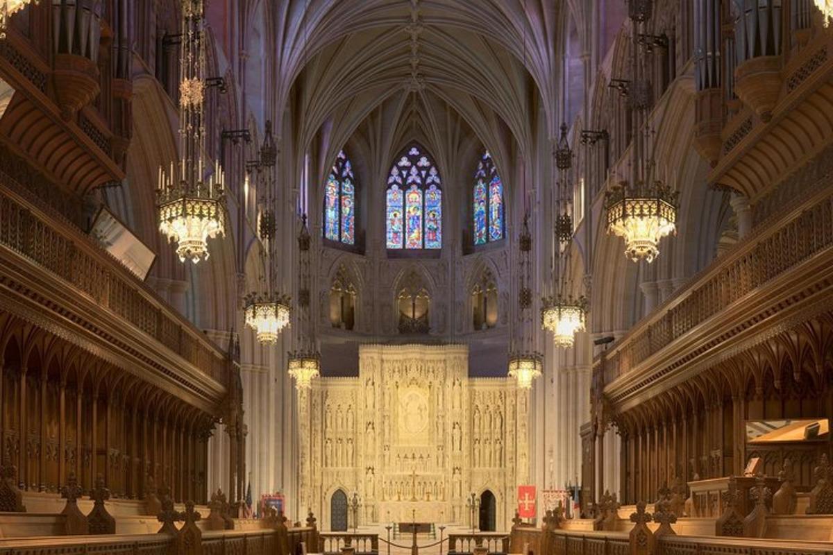uma grande catedral com lustres e um grande edifício