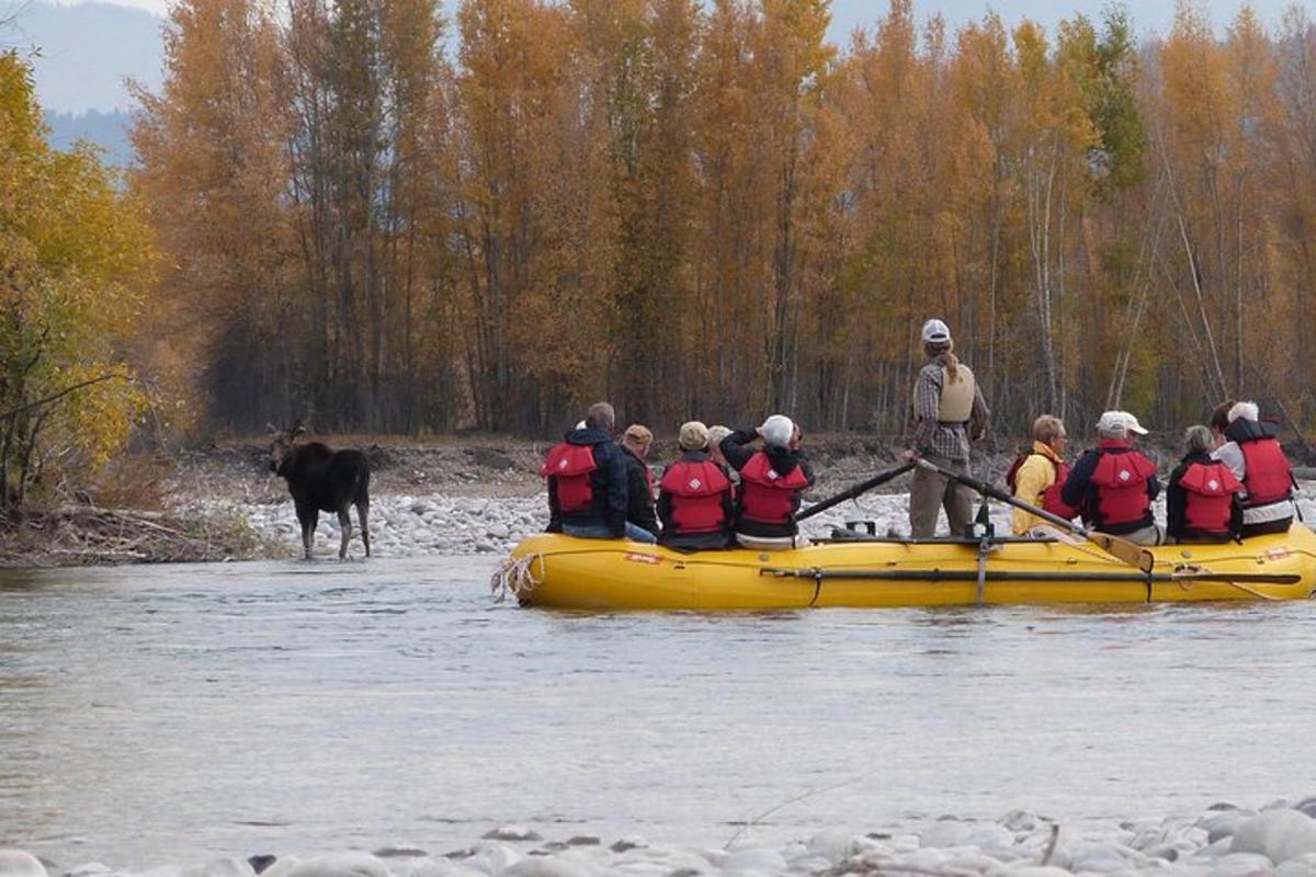 eine Gruppe von Menschen in einem Floß auf einem Fluss