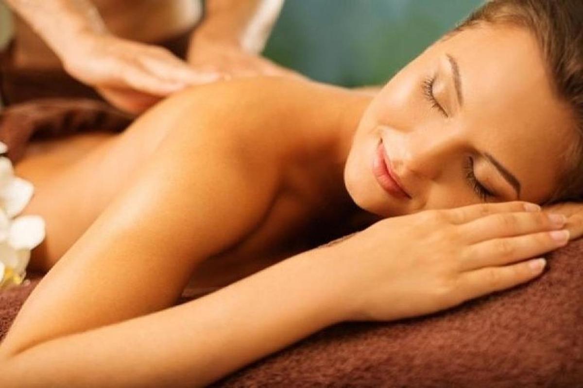 egy nő masszázst kap egy wellness-központban