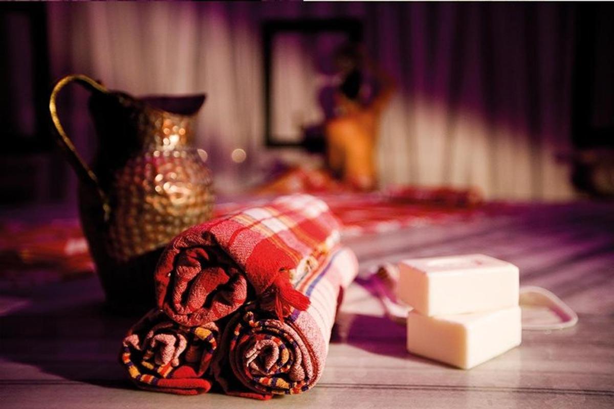 una stanza con un letto, un vaso e delle coperte