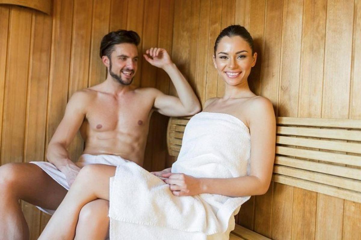 un uomo e una donna seduti in una sauna