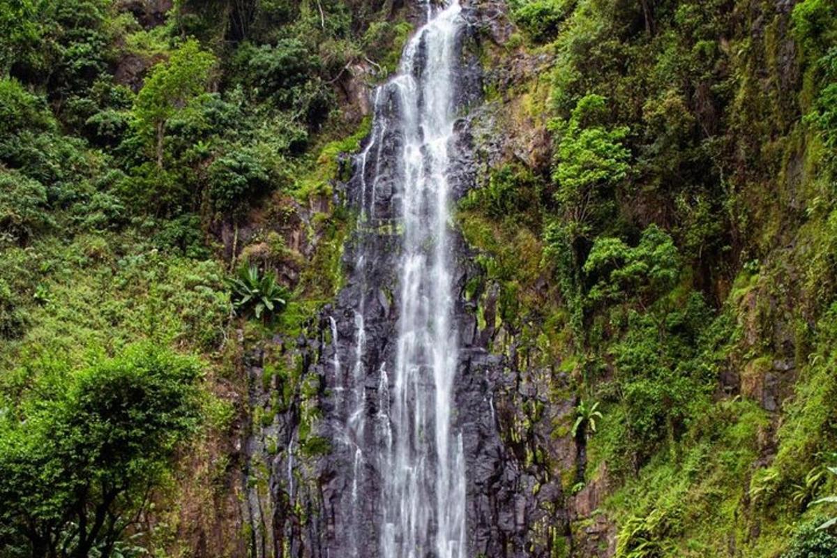 una cascata sul fianco di una montagna