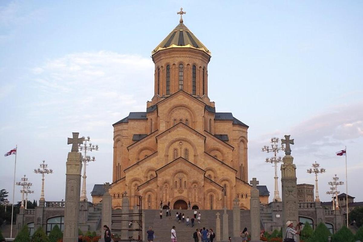 Una gran iglesia con una torre en la parte superior.