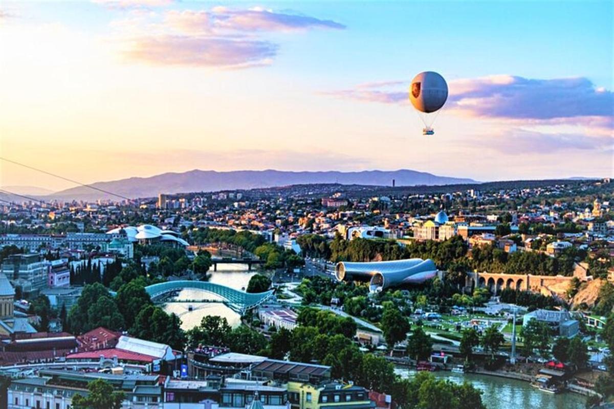 balon na ogrzane powietrze lecący nad miastem