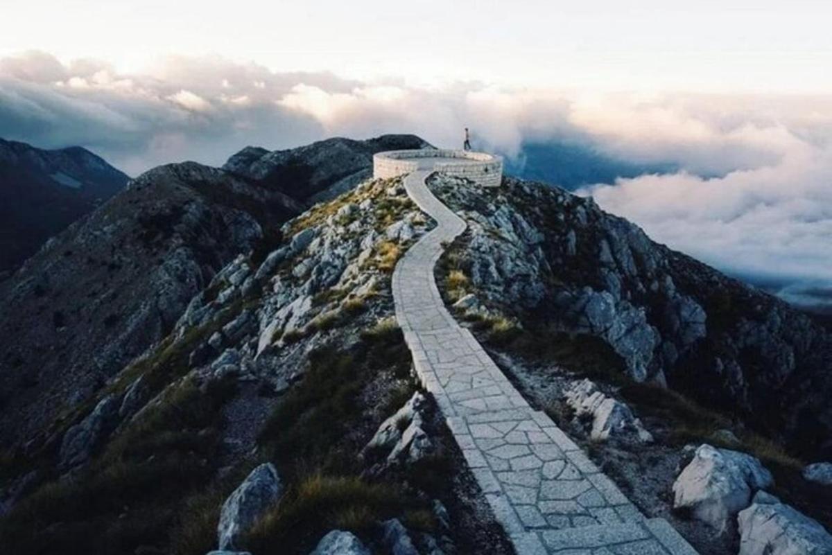 jalan setapak di sisi gunung