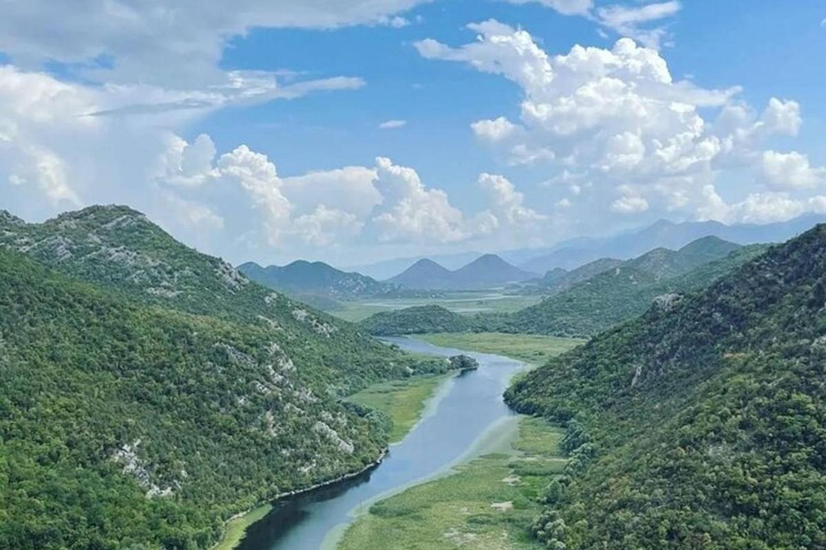 река усред долине са планинама