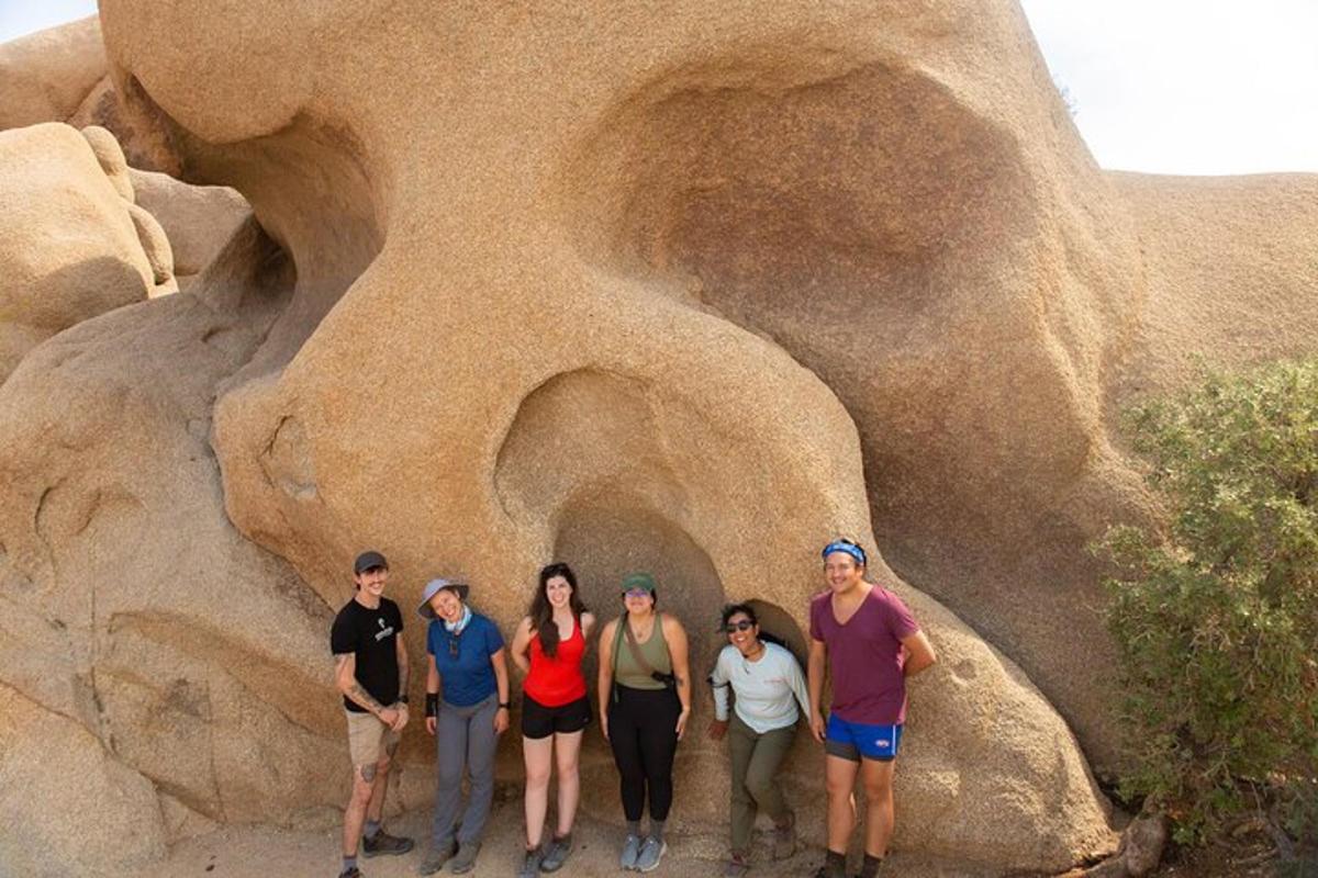 isang grupo ng mga tao na nakatayo sa isang rock formation