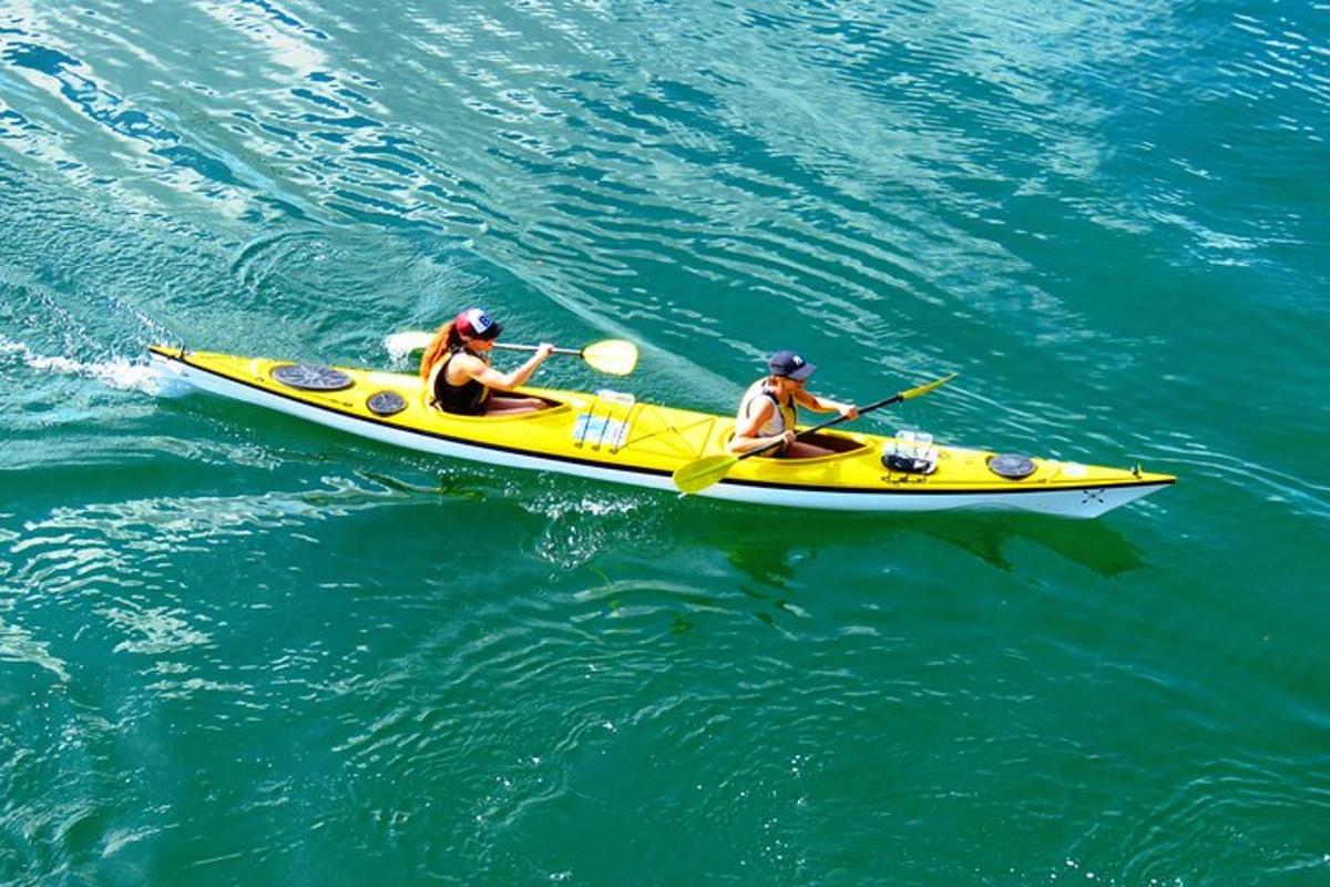 due persone in un kayak giallo in acqua