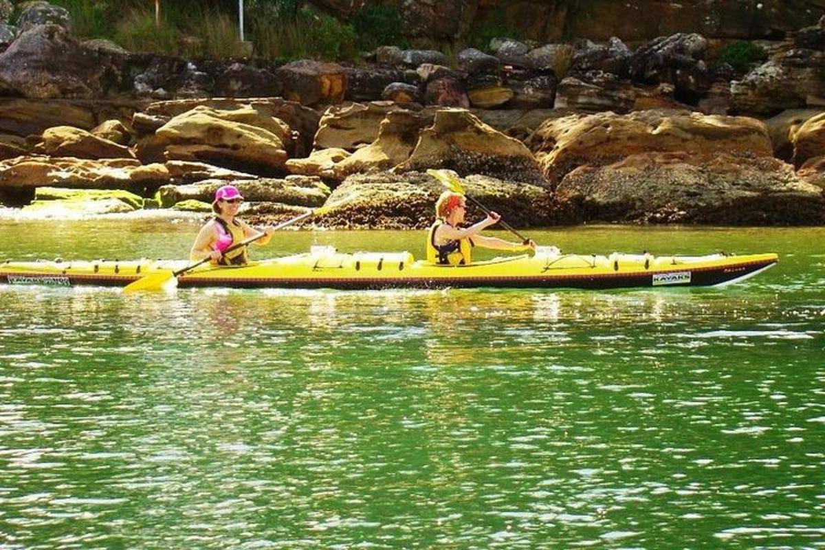 due persone su un kayak giallo sull'acqua