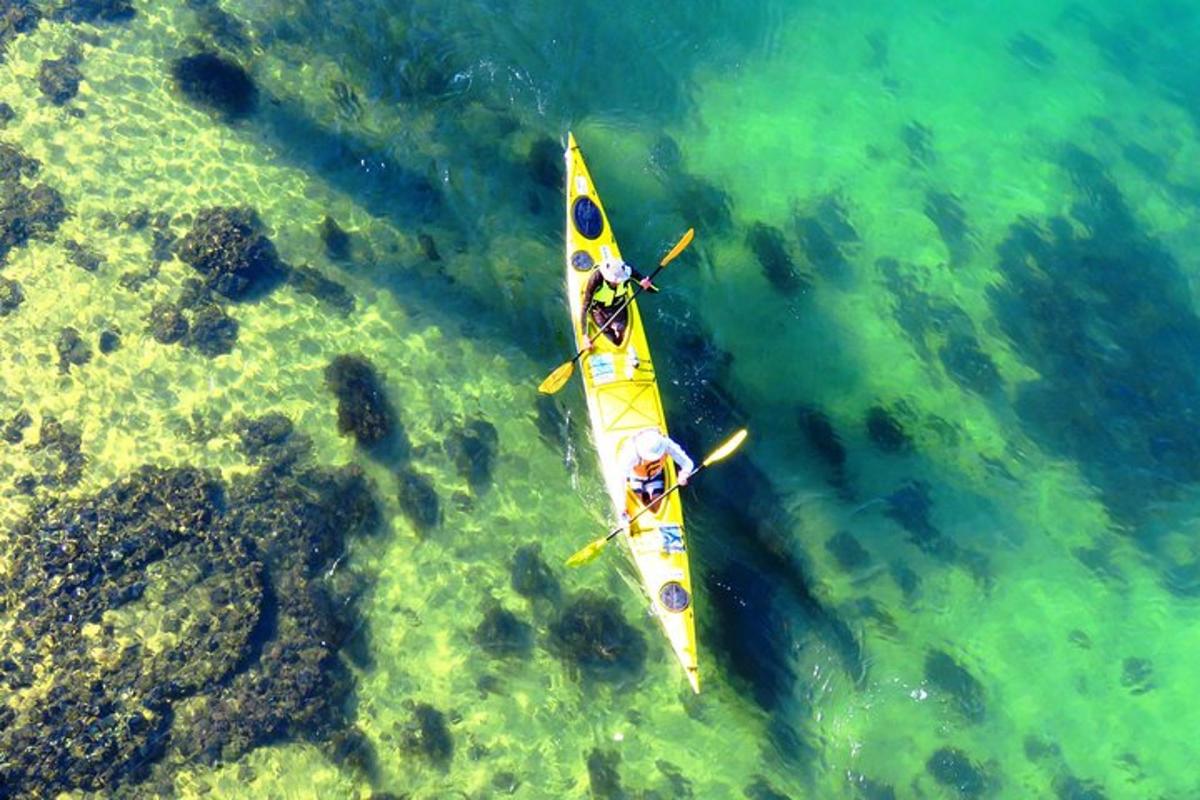 due persone in un kayak giallo in acqua