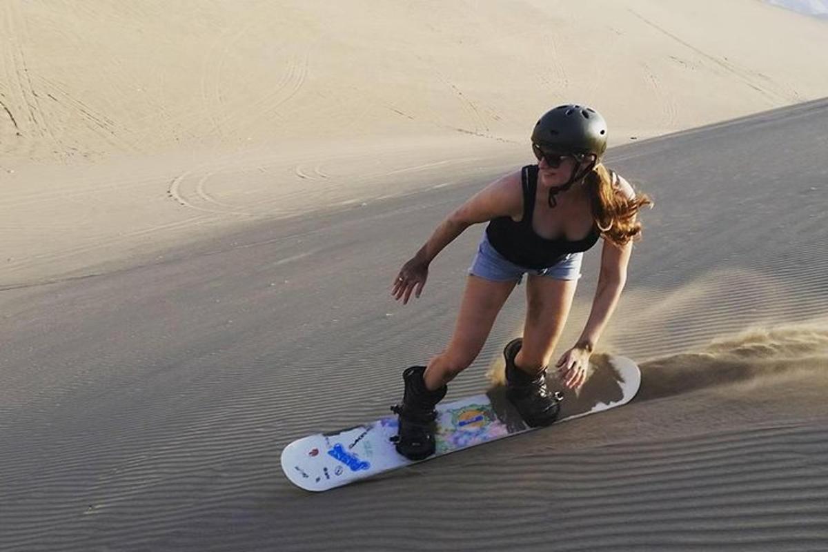 una donna che fa snowboard sulla sabbia