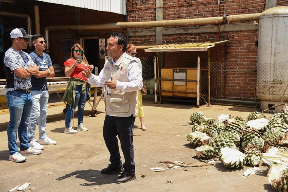 um homem parado em frente a uma pilha de bananas