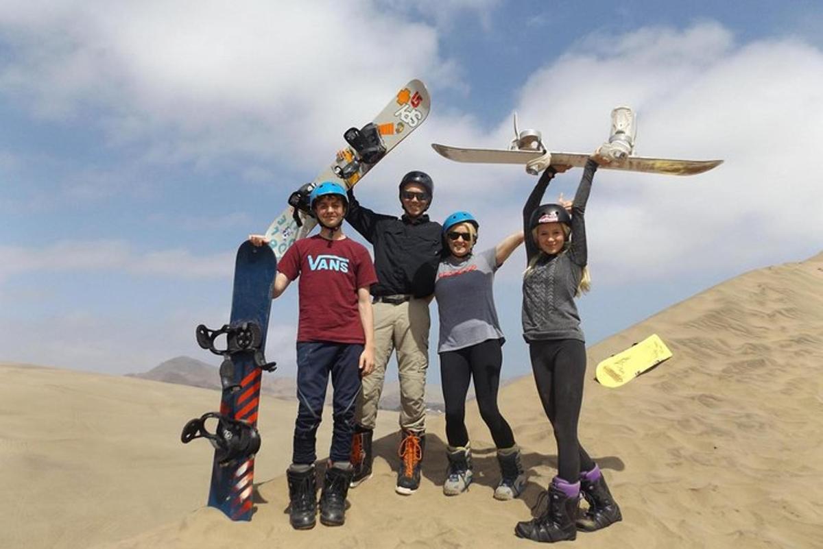 un gruppo di persone in piedi sulla sabbia con i loro snowboard