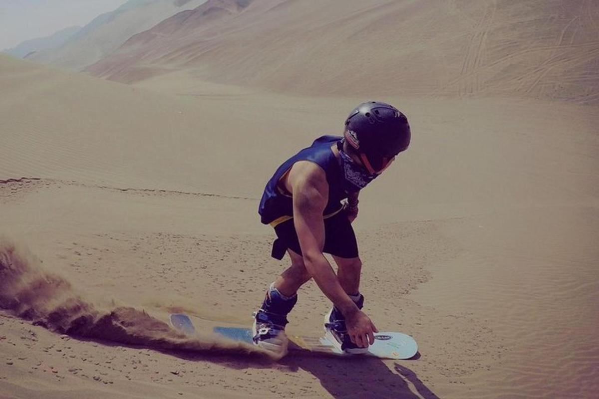 un uomo in piedi su uno snowboard nel deserto