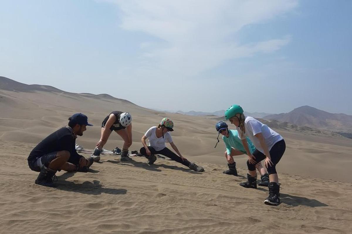 un gruppo di persone nella sabbia del deserto