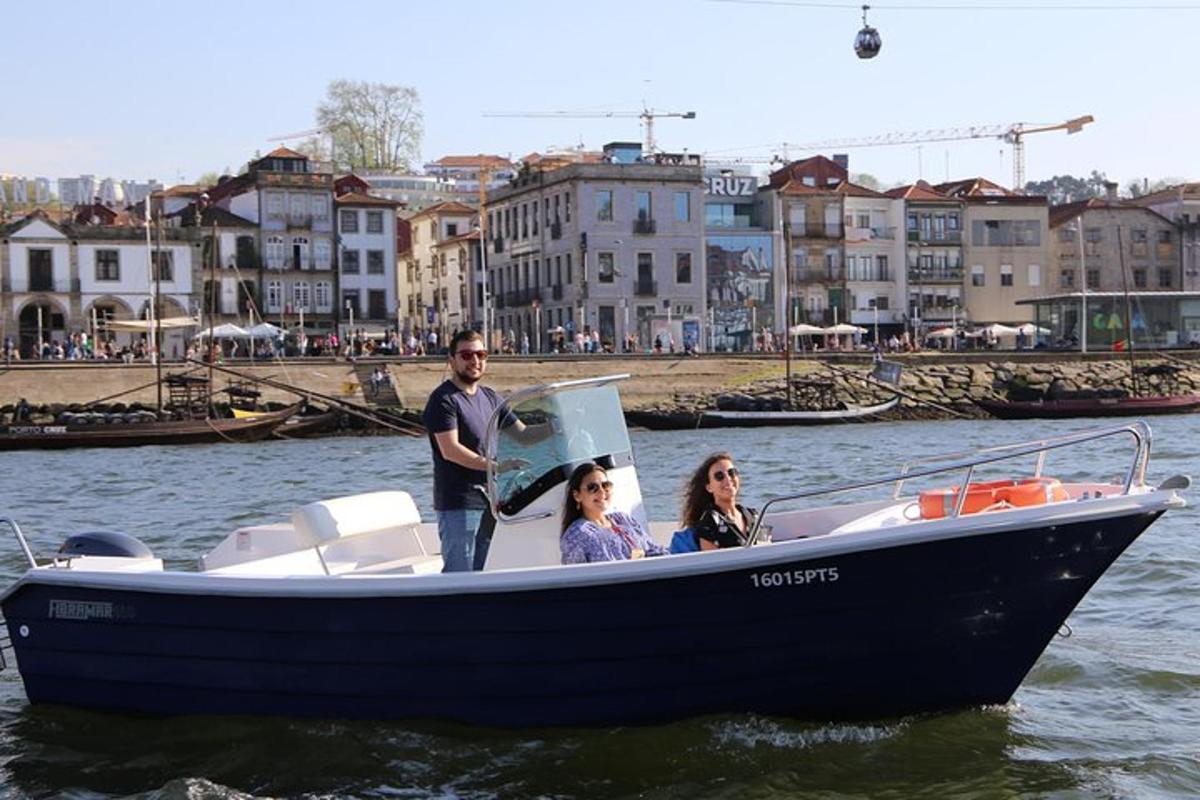 Un hombre y dos mujeres en un bote en el agua