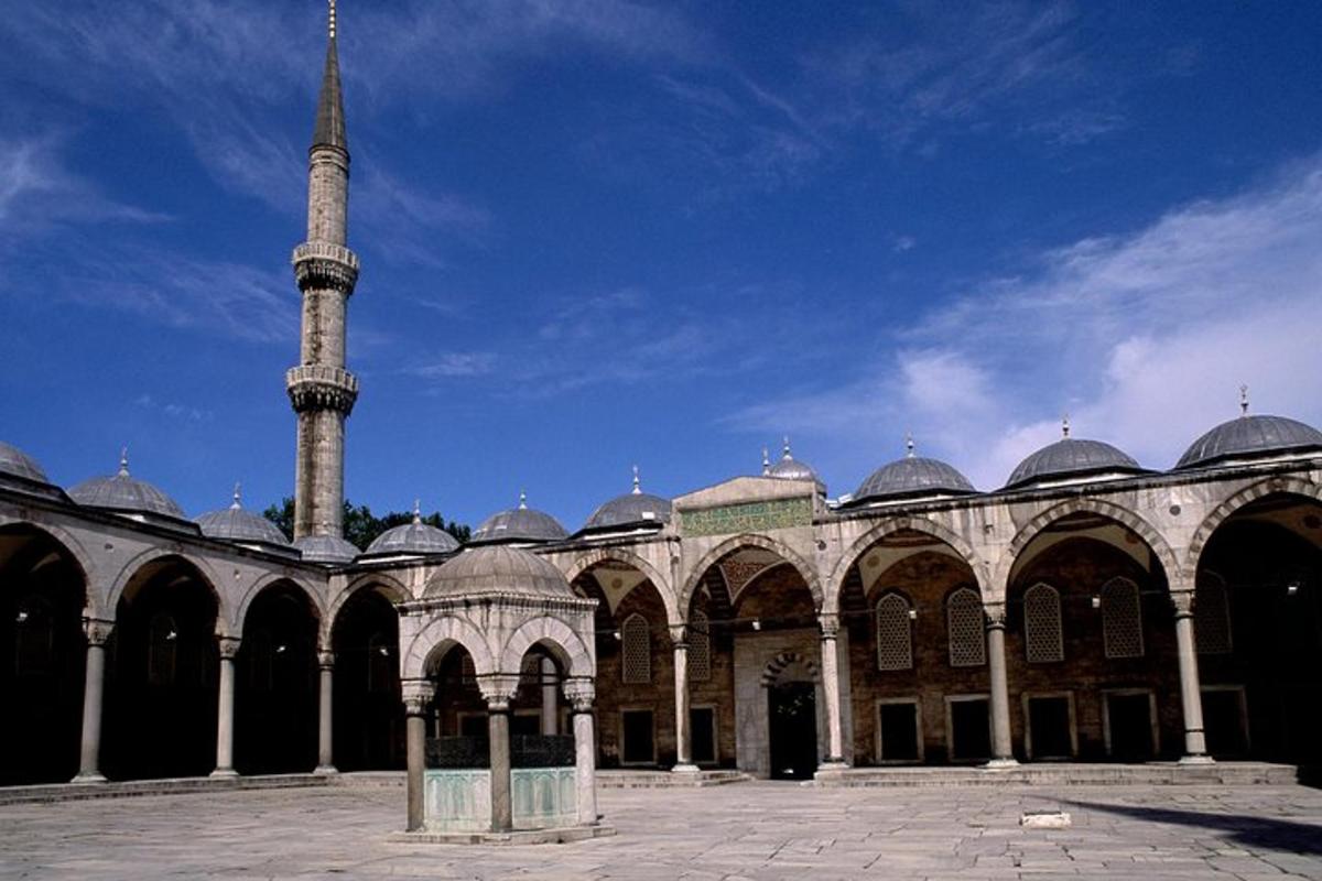 velká budova s mešitou a vysokým minaretem