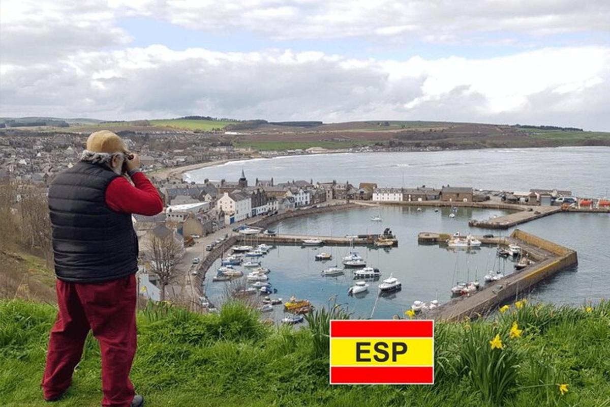 un uomo che scatta una foto di un porto con delle barche
