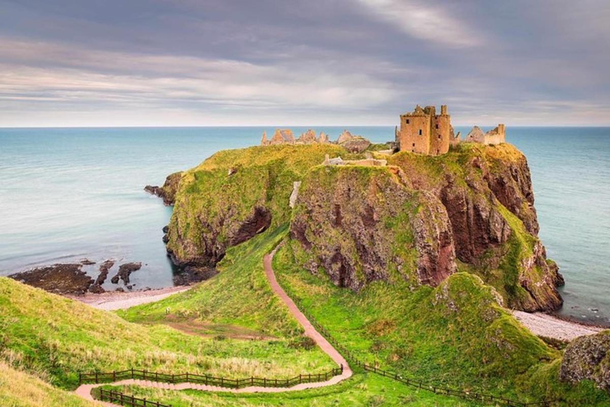 un castel pe o stâncă lângă ocean