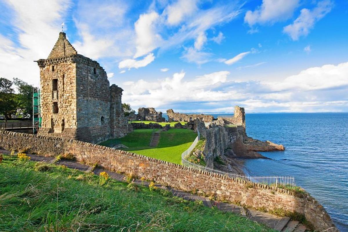 un vecchio castello sulla riva dell'oceano