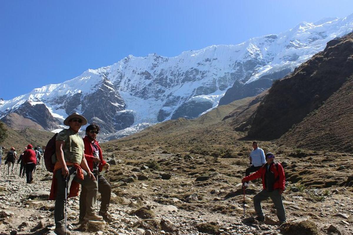 Un grupo de personas de pie en una montaña rocosa
