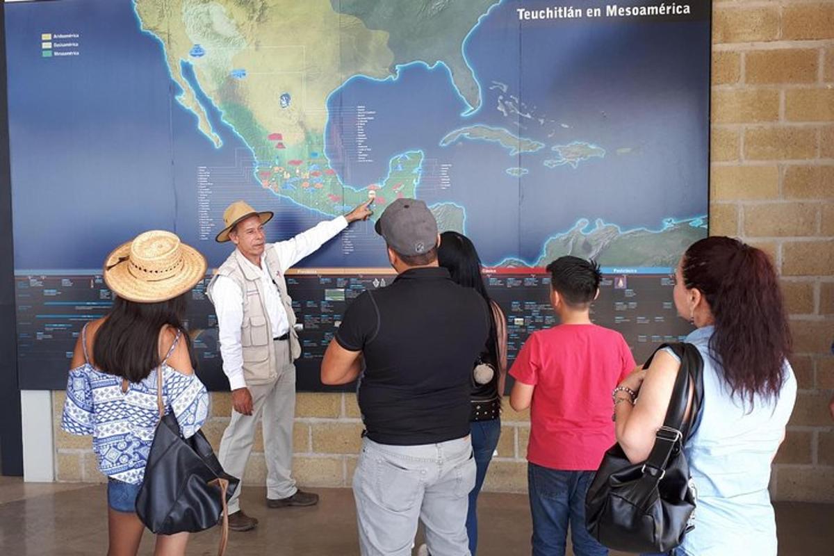 un grupo de personas mirando un mapa