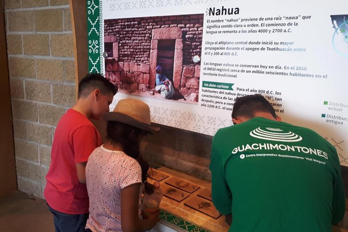 sekumpulan orang berdiri di hadapan papan tanda