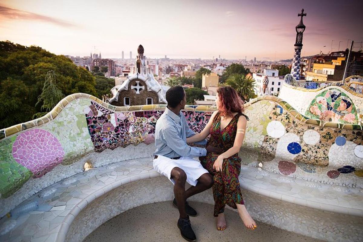 un uomo e una donna seduti su una panchina con vista sulla città