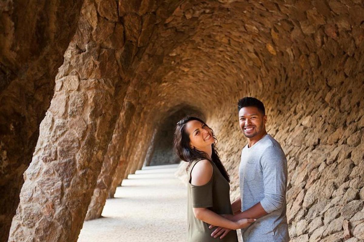 un uomo e una donna in piedi in un tunnel