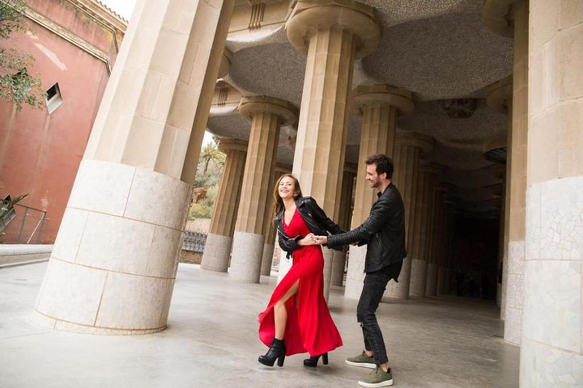 un uomo e una donna in piedi davanti a un edificio