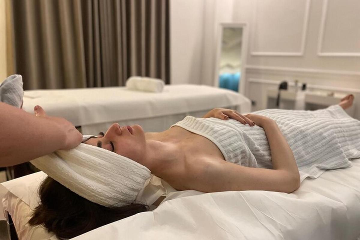 một người phụ nữ nằm trên giường bệnh với một chiếc gối