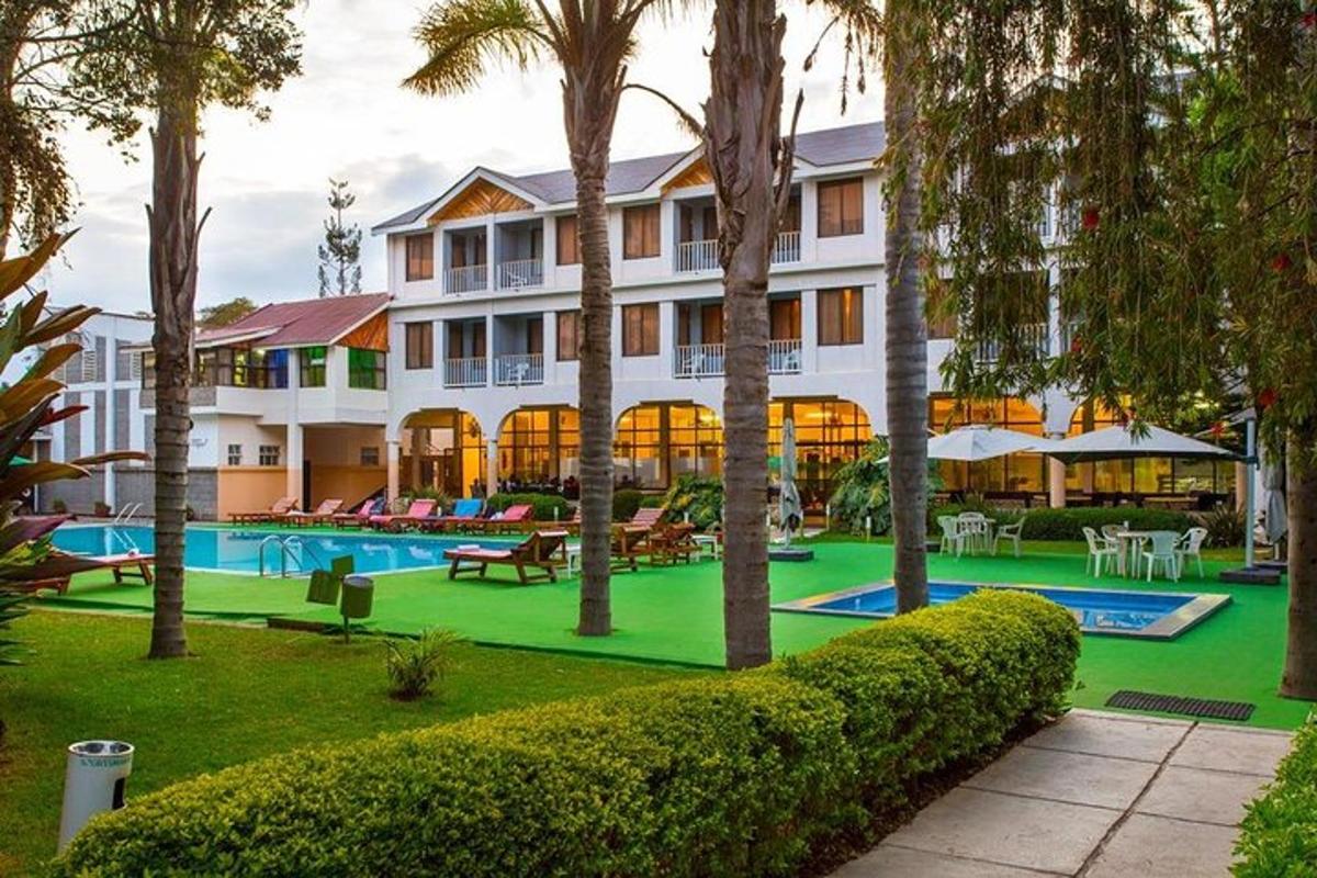 ein Hotel mit Swimmingpool und Palmen