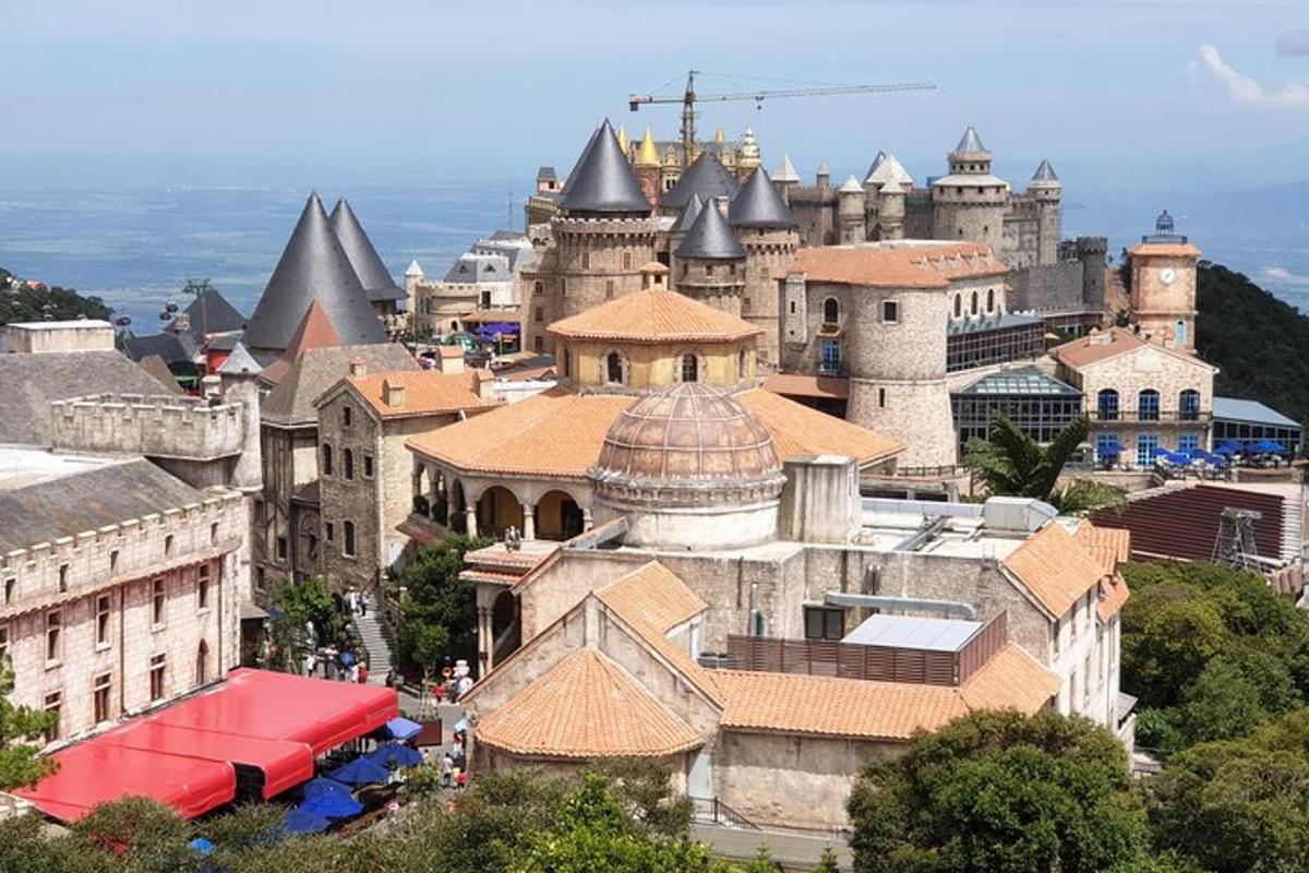 una città con un castello in cima a una collina