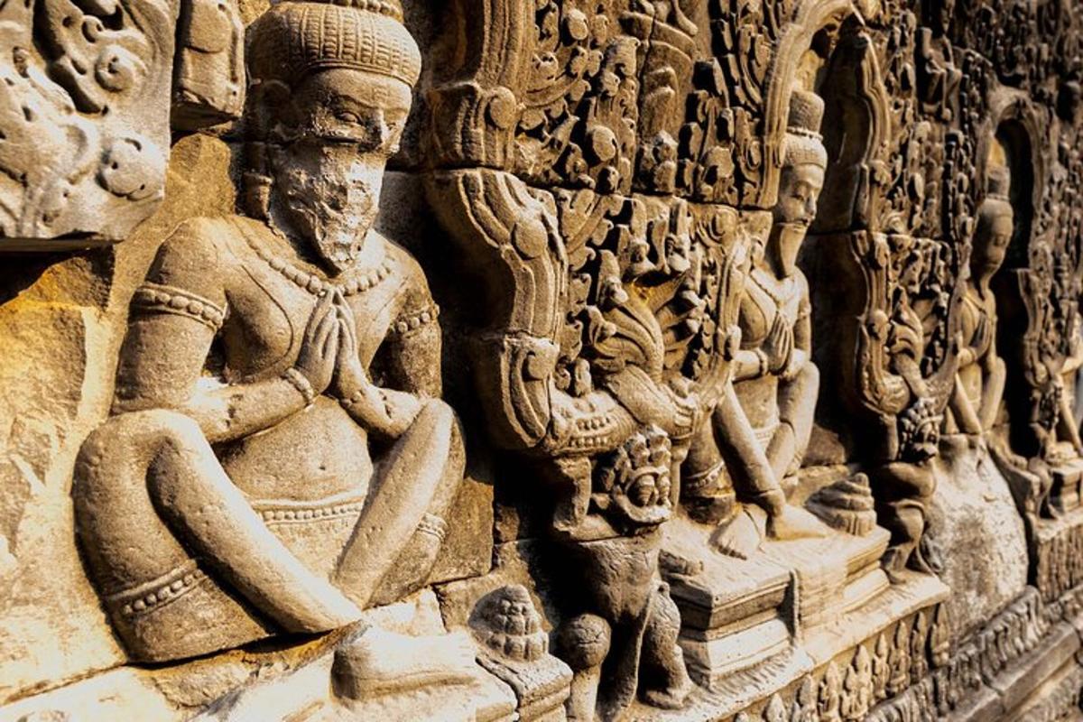 un muro di pietra con molte statue sopra