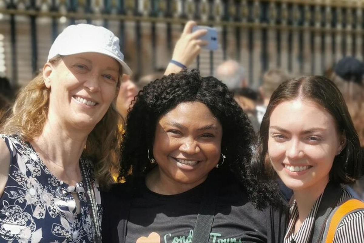 três mulheres estão de pé uma ao lado da outra