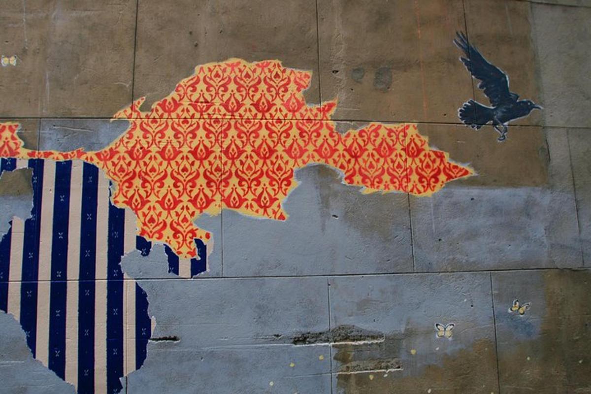 ένας τοίχος με ένα σχέδιο χάρτη πάνω του