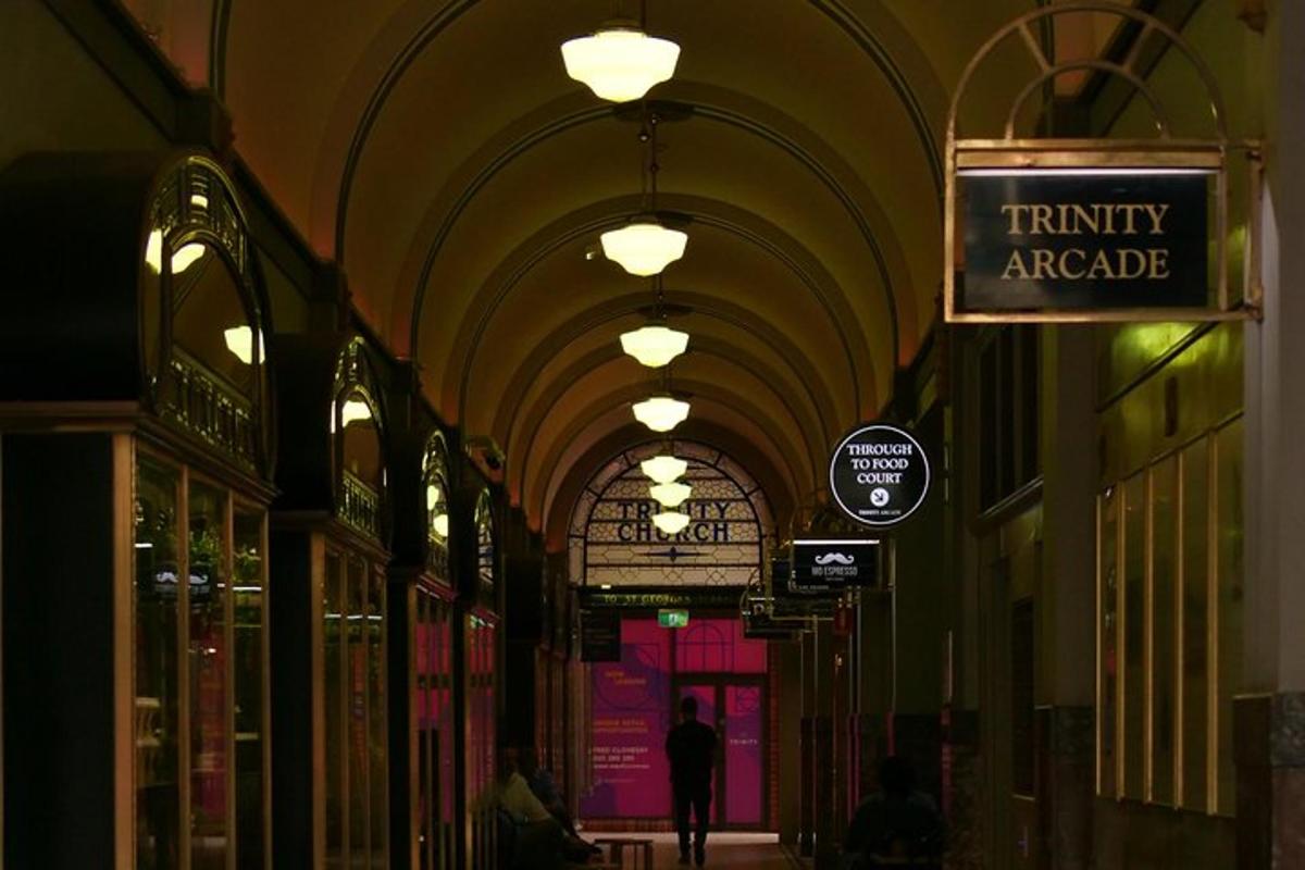 ένας διάδρομος ενός εμπορικού κέντρου με μια πινακίδα που γράφει Trinity Arcade