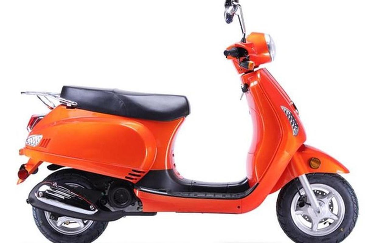 uno scooter arancione parcheggiato su uno sfondo bianco