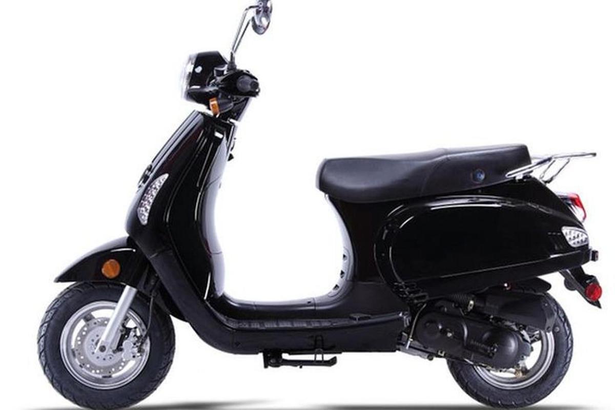 uno scooter nero parcheggiato su uno sfondo bianco