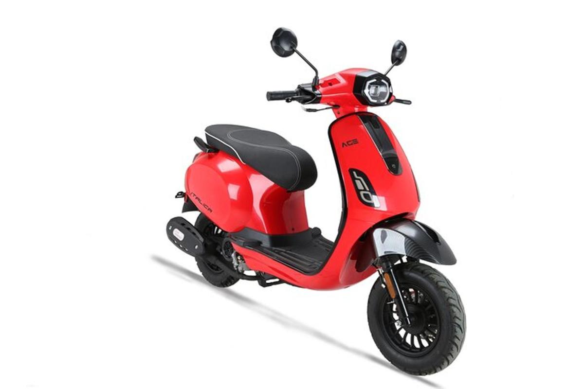 punane roller pargitud valgel taustal