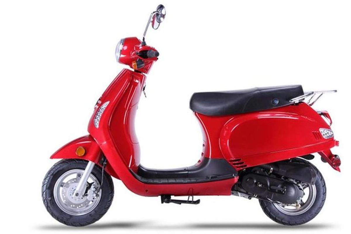 uno scooter rosso parcheggiato su uno sfondo bianco