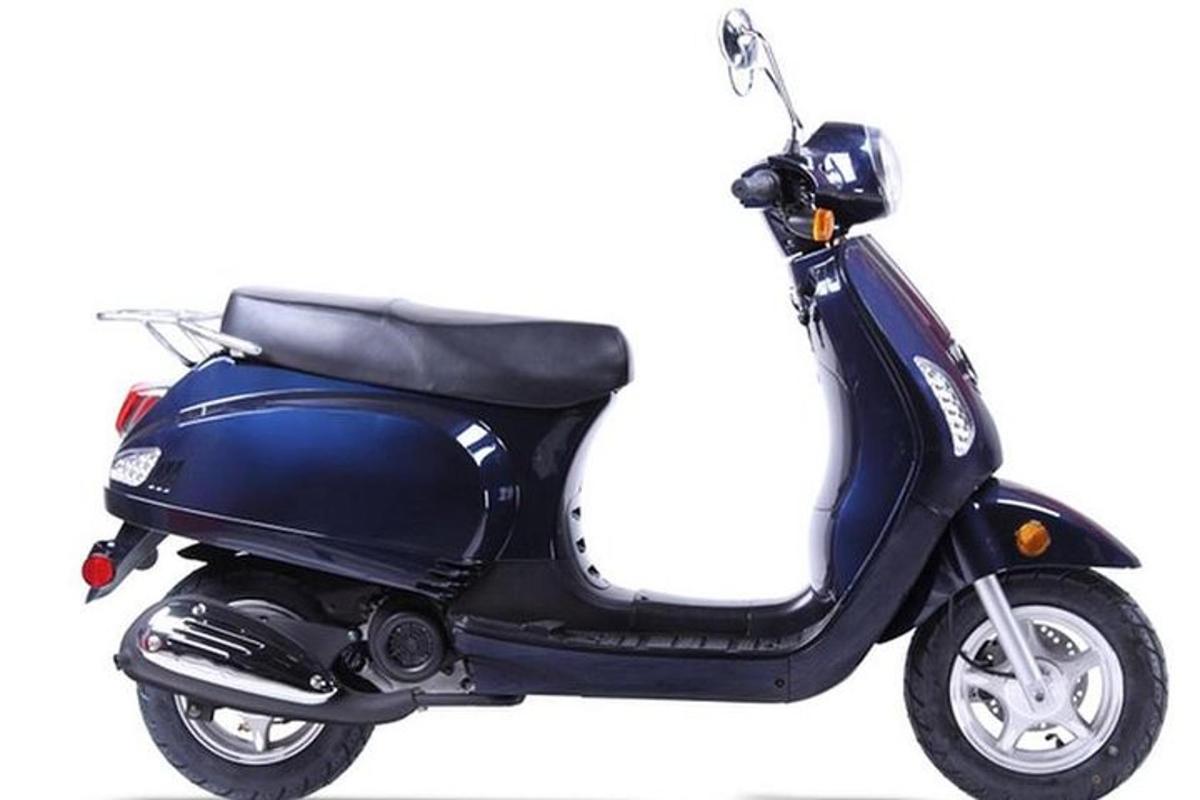 uno scooter blu parcheggiato su uno sfondo bianco