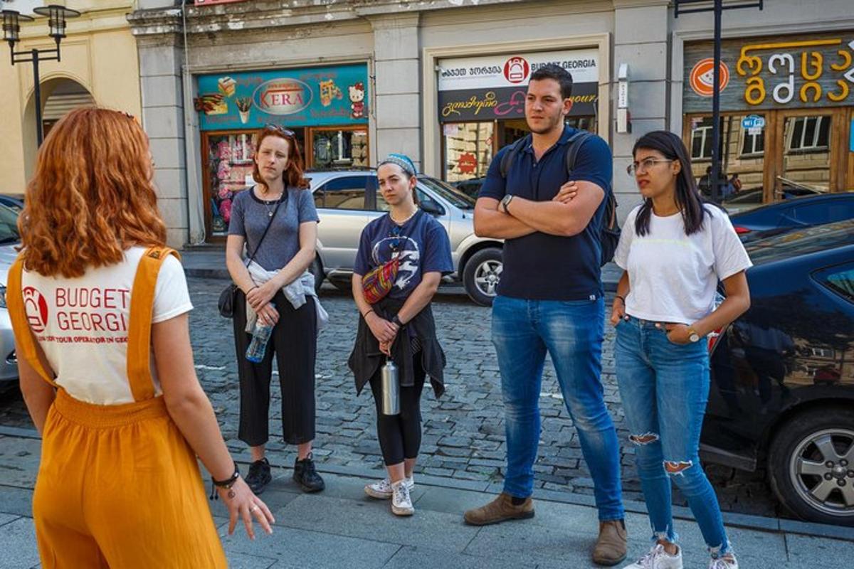 skupina lidí stojících na městské ulici